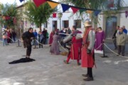Een nagespeeld middeleeuws gevecht op een plein van de dorpen van Aragón