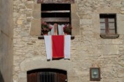 Een versierd raam van een huis in de Pyreneeëndorpen