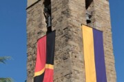 De klokkentoren toont kleurige wapenvaandels
