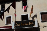 Het balkon van de Koninklijke Zetel toont de vlaggen van Spanje en Aragón