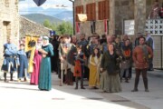 De koninklijke stoet trekt voorbij met de bergen van de Aragonese Pyreneeën op de achtergrond