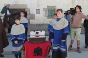 Een valkenierster met valk doet mee aan de Aragonese Jacobsweg