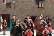 Misdienaars en vaandeldrager trekken vlak bij San Juan de la Peña