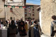 Bisschop en koning trekken in Bailo door de dorpen van Aragón