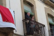 Dorpelingen kijken vanaf het balkon naar de Jacobsweg
