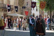 Edelen en raadsheren lopen door de straten van de dorpen van Aragón