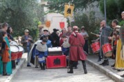 Misdienaars met de kist vlak bij San Juan de la Peña