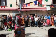 Twee ridders kruisen de zwaarden op het plein, een tafereel van het toerisme in Aragón