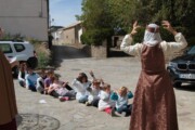 Een dorpelinge en een acteur vertellen de kinderen een verhaal