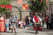 De middeleeuwse stoet trekt door Bailo op het feest van het toerisme in Aragón