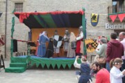 De bisschop houdt aan het eind van de scène een perkament vast naast de dame