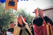 Koningin Munia en koning Sancho trekken door de dorpen van Aragón