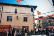 Het voor de middeleeuwse markt versierde plein staat voor het toerisme in Aragón