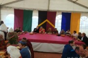 De gasten delen de maaltijd uit aarden schalen