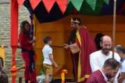 Il re Sancho III consegna un bando a un bambino sul palco