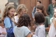 Bambine conversano sulla soglia di una casa nei paesi pirenaici