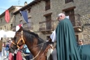 Un abitante monta a cavallo davanti alle facciate di questo paese d'Aragona