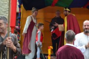 Alcuni monaci scortano il corteo sulla via di San Juan de la Peña