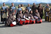 Giovani tamburini posano con i loro tamburi accanto a cavalieri e arcieri