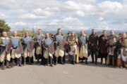 La scorta del Graal posa in alto sopra un paese dei Pirenei