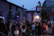 All'imbrunire bambini e adulti agitano stendardi nella Plaza Mayor