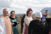 Abitanti in costume conversano con le sierre dei Pirenei aragonesi sullo sfondo