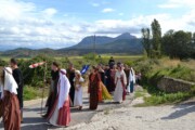Il corteo percorre la via aragonese con le montagne del Prepirenei sullo sfondo