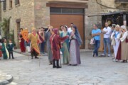 Il corteo saluta gli abitanti nella Calle Mayor di questo paese