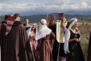 Abitanti attendono all'aperto con le montagne dei Pirenei aragonesi sullo sfondo