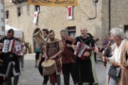 Musicisti di strada con fisarmonica e tuba aprono la sfilata del mercato medievale