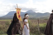 L'alfiere e una bambina percorrono la via aragonese verso la Jacetania