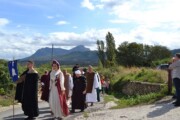 Il corteo reale avanza su una strada dei Pirenei aragonesi verso Bailo