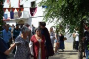 Gli abitanti si incrociano sotto le bandierine della Sede Reale al mercato