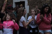 Bambine e giovani in costume applaudono con calore durante la sfilata