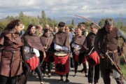 Tamburini e arcieri avanzano in sfilata su una strada dei Pirenei aragonesi