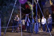 Un'artista esegue un'acrobazia appesa a un cerchio durante lo spettacolo