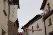 Uno stendardo ricamato con il nome di Bailo pende nella via
