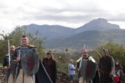 I cavalieri custodiscono il Santo Graal davanti alla sierra dei Pirenei aragonesi