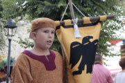 Ritratto di un giovane paggio che regge lo stendardo con l'aquila nera ricamata