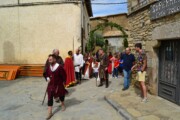 La processione con le guardie armate avanza sotto l'arco del centro storico
