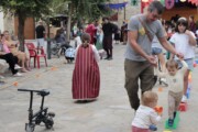 Giochi popolari per bambini nella via dei paesi pirenaici