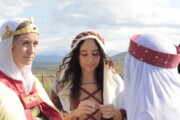 Tre donne riposano con le sierre dei Pirenei aragonesi sullo sfondo