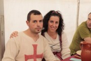 Un fabbro lavora il metallo durante il mercato medievale di Bailo