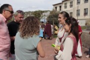 Alcuni abitanti conversano in modo informale in una zona residenziale del paese