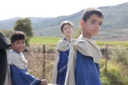 Giovani chierichetti posano accanto alla via del Graal