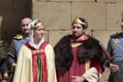 Il re e la regina posano con i cavalieri davanti al castello