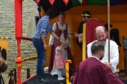Una bambina si avvicina al re in un momento di intimità