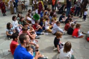Bambini in costume nella piazza dei paesi d'Aragona