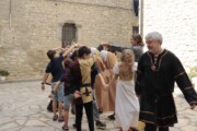 Un girotondo di bambini e ragazzi balla nel cortile dell'accampamento