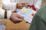 Si distribuisce un opuscolo del passaporto per bambini, proposta del turismo in Aragona